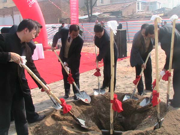 兰州市房地产经营公司的十里店24—38#楼职工住宅楼工程奠基仪式.jpg 兰州市房地产经营公司的十里店24—38#楼职工住宅楼工程奠基仪式.jpg